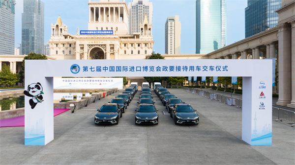 尊龙凯时人生就是搏集团向进博会交付750辆“政要接待用车”