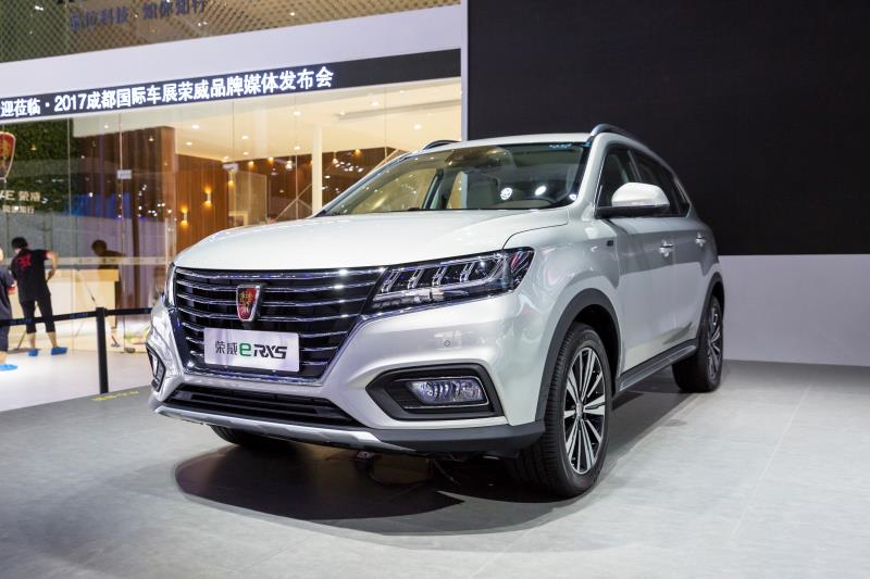 全新荣威950、荣威e950定义“高级轿车” 成都车展亮相售价16.88万起 互联网汽车上市一周年 系统升级带来颠覆式进化