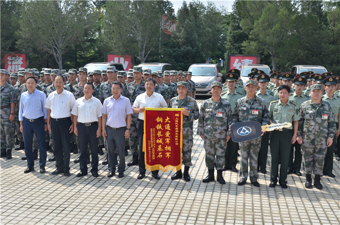 尊龙凯时人生就是搏大通G10成为大阅兵指挥用车